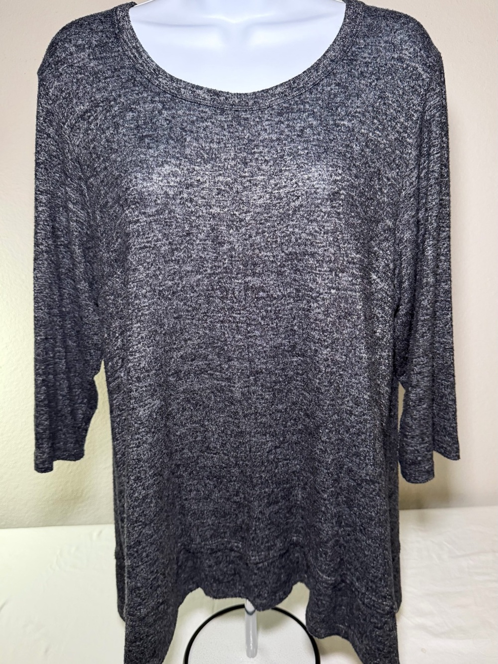 COIN 1804 Women’s 1X Plus Gray Solid Knit Round Neck 3/4 Sleeve Button Back
